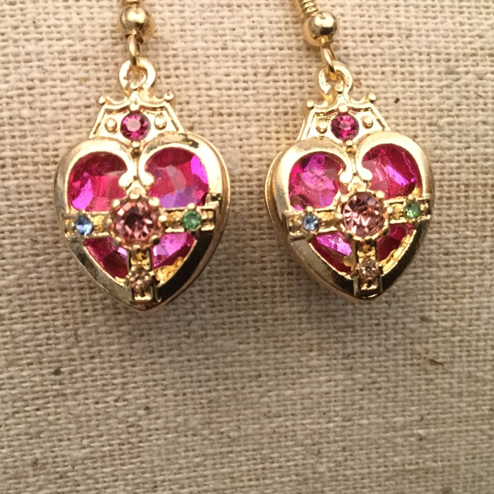 Royal heart earrings with crowns for the queen